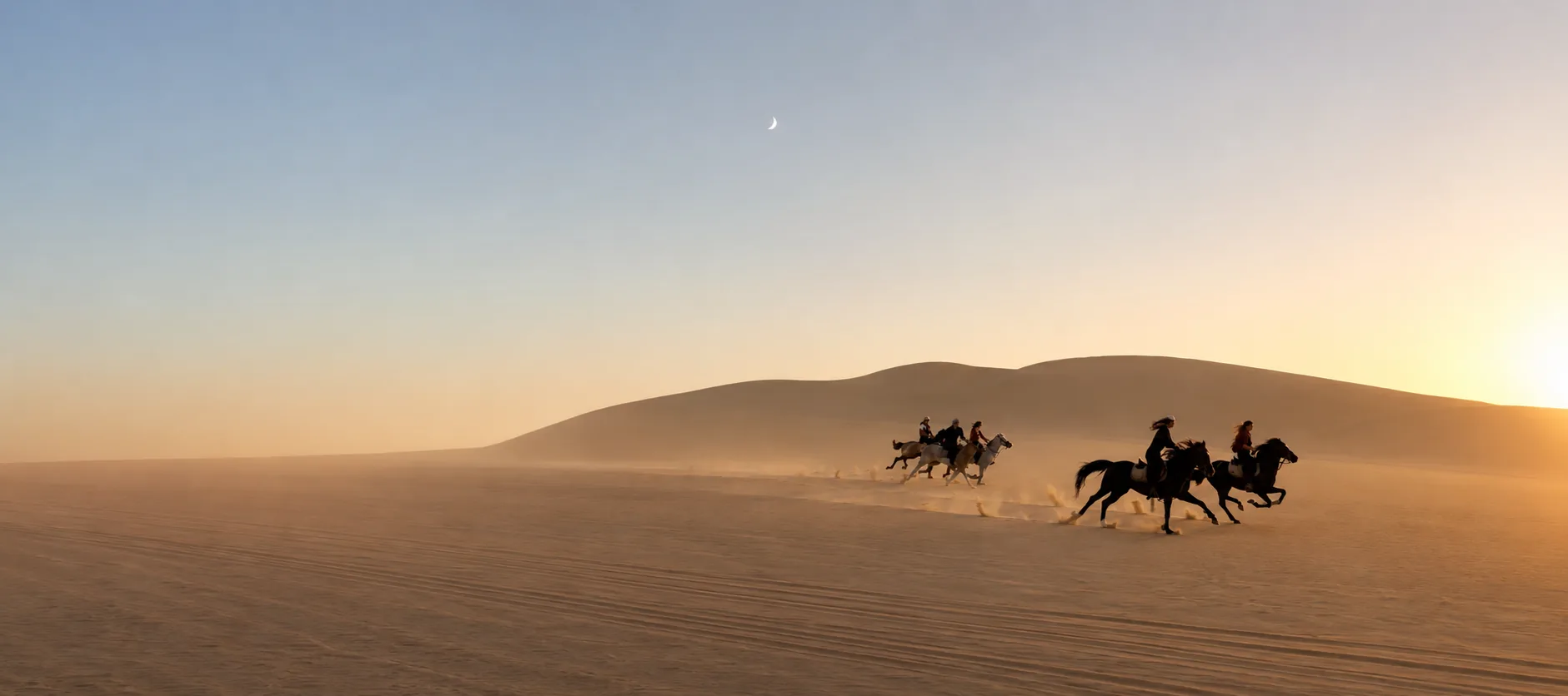 Jinetes al atardecer en el desierto