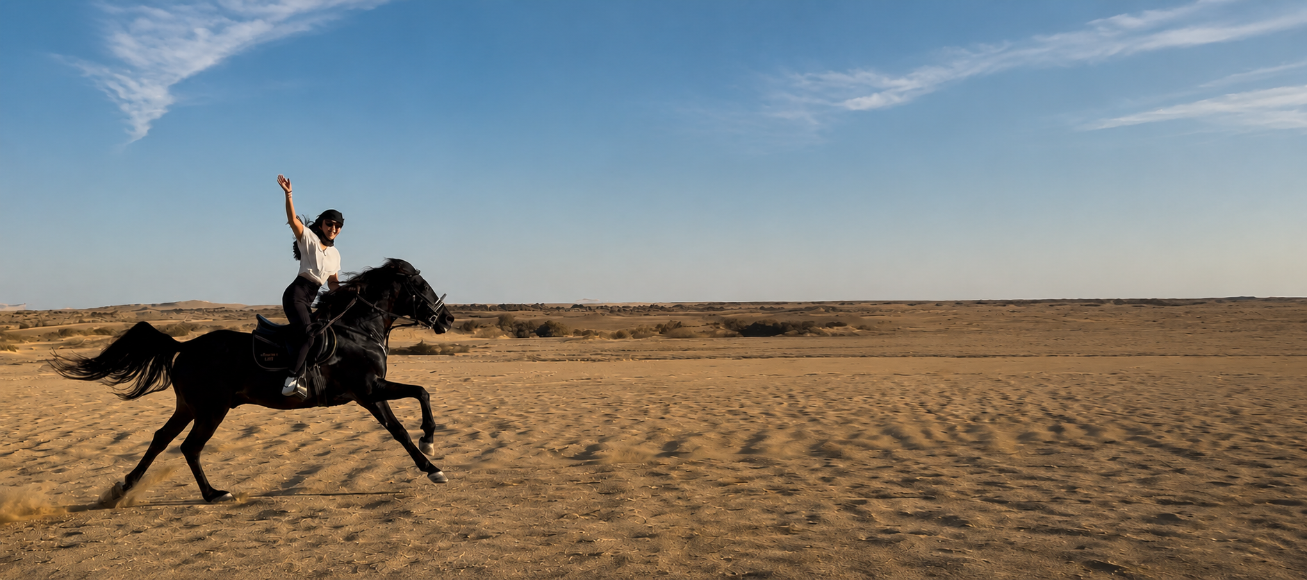 Jinete galopando libre por el desierto